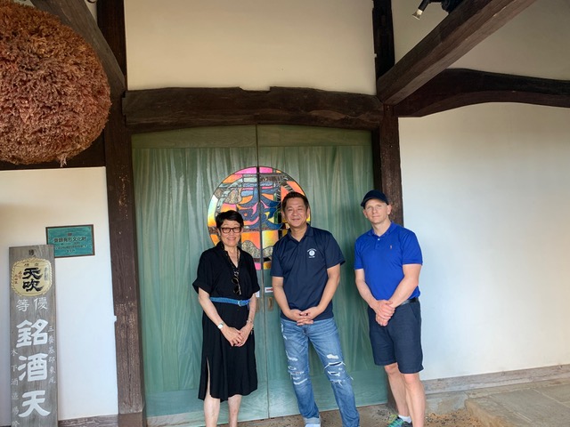 Nancy (left) and Michael (right) with Amabuki Brewery (Saga Prefecture) 11th-generation president Sotaro Kinoshita (center)