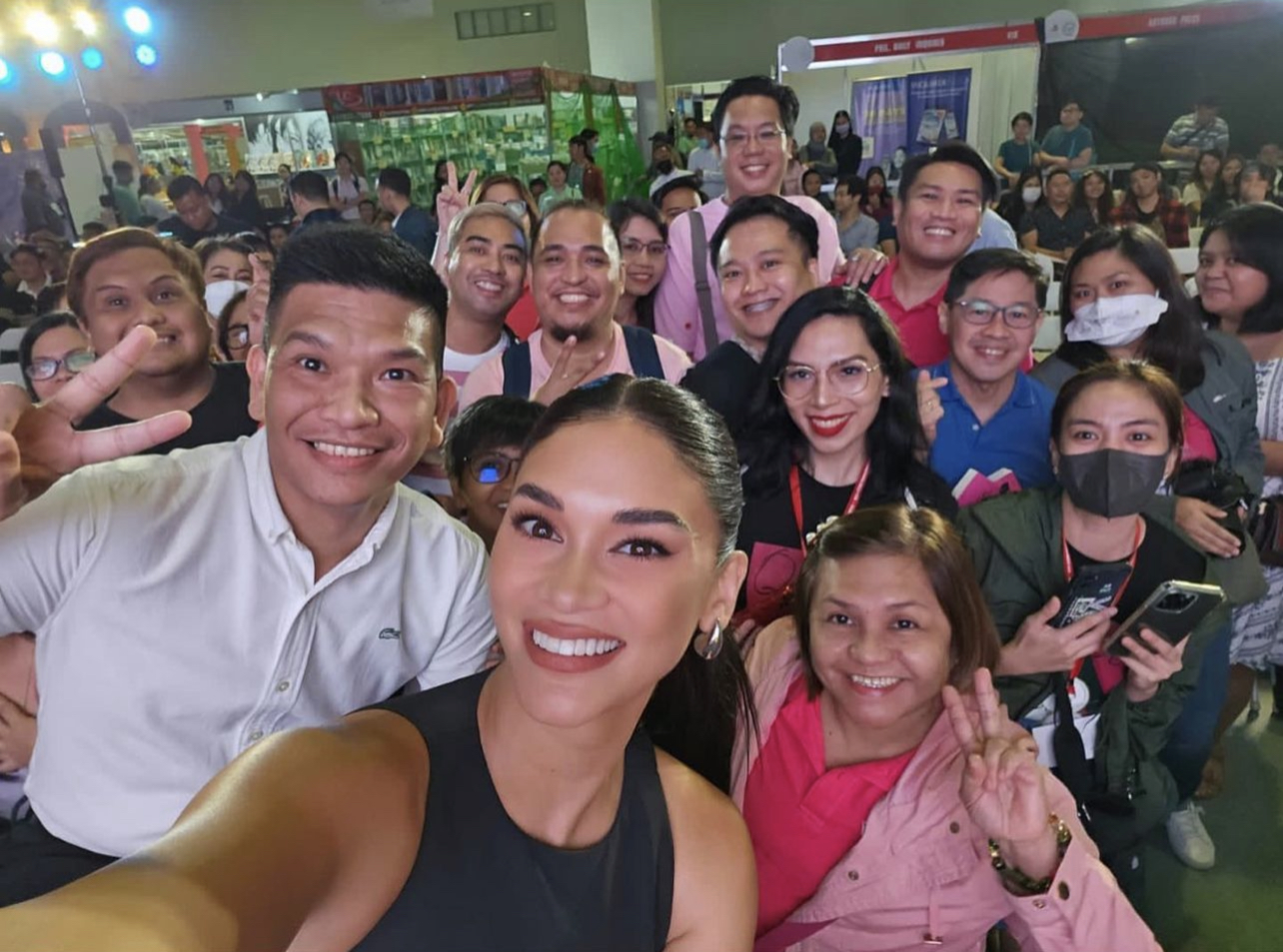 Pia poses with fans / photo via @piawurtzbach